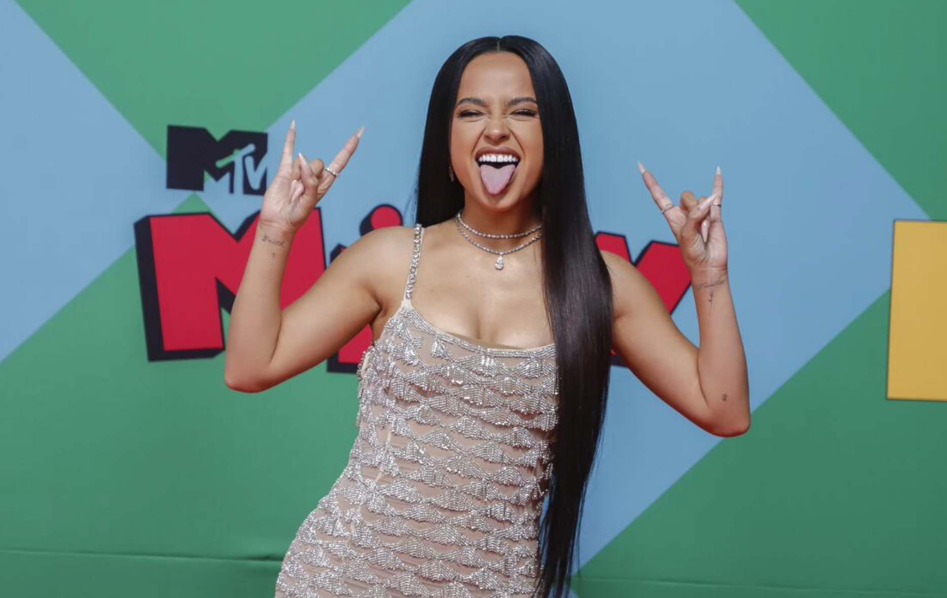 Graban a Thalía y Becky G discutiendo en los Latin AMAs 2024